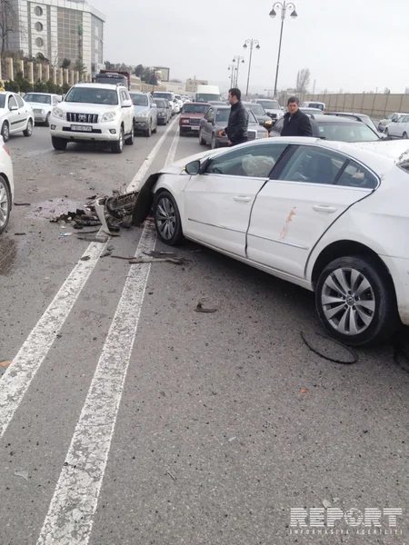 ​Bakıda Passat minik və yük avtomobilinə çırpılıb, yaralanan var - FOTO