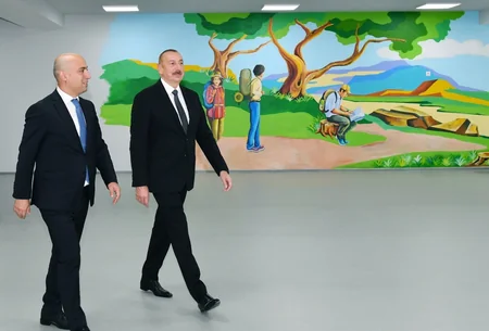 İlham Əliyev Sarayda yeni inşa edilən məktəbdə yaradılan şəraitlə tanış olub