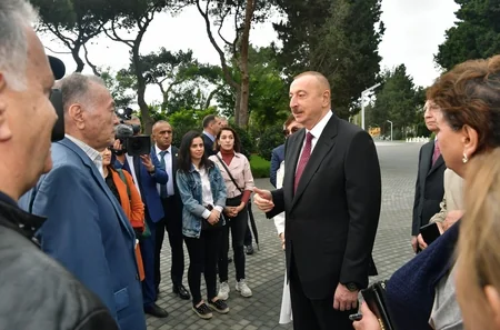 President Ilham Aliyev views conditions created at newly-reconstructed park in Baku