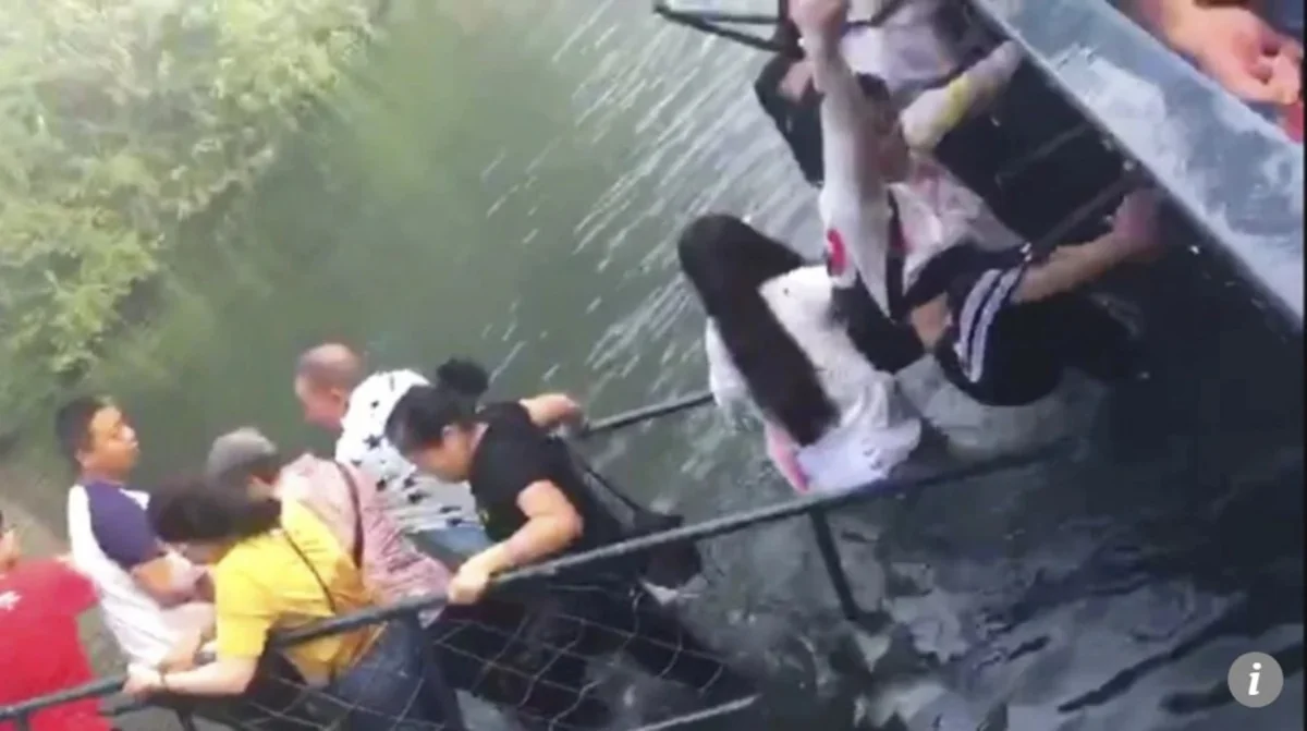 Çində turistlərin olduğu körpü selfi səbəbindən uçub