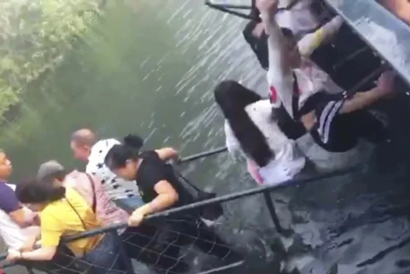 Çində turistlərin olduğu körpü selfi səbəbindən uçub