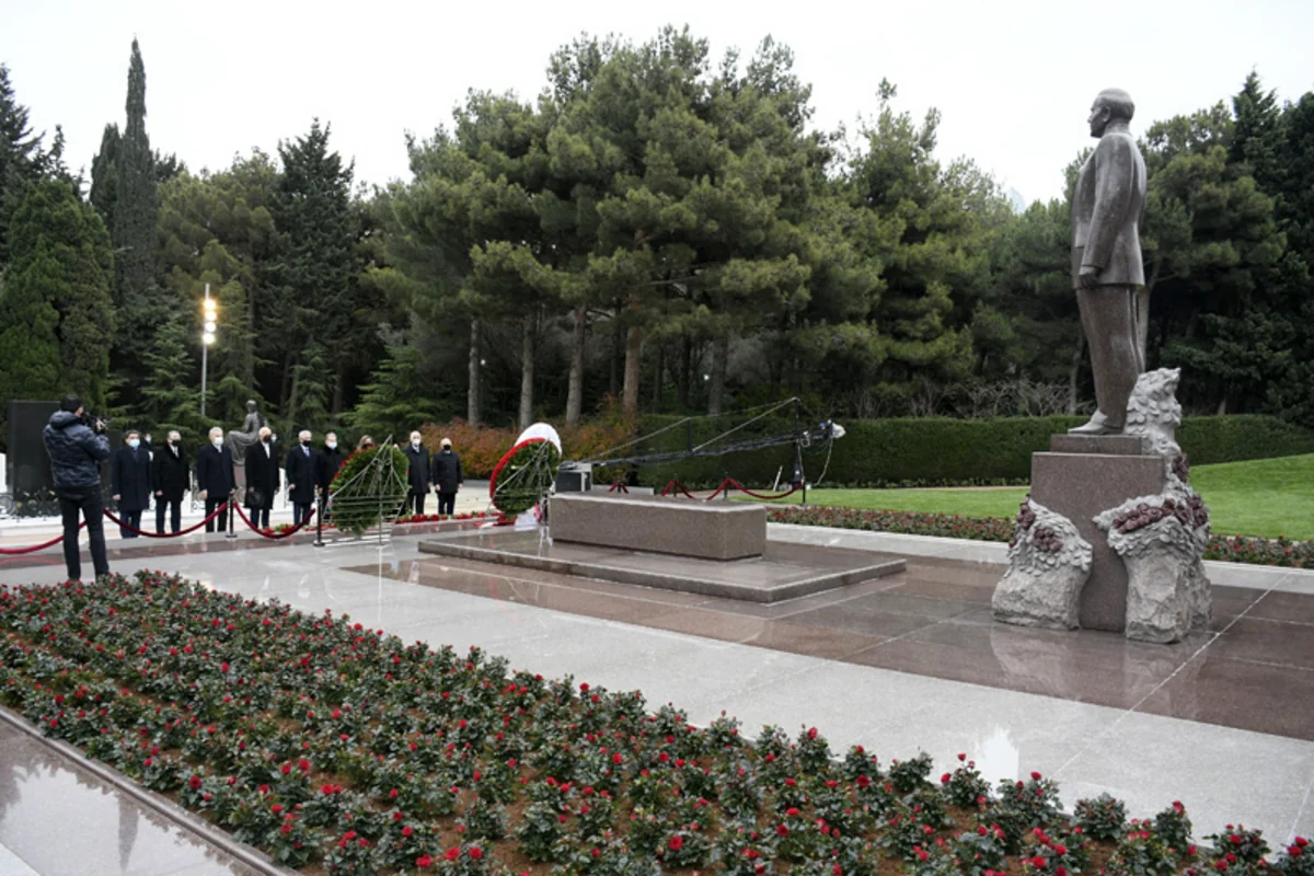 YAP nümayəndələri Heydər Əliyevin məzarını ziyarət ediblər