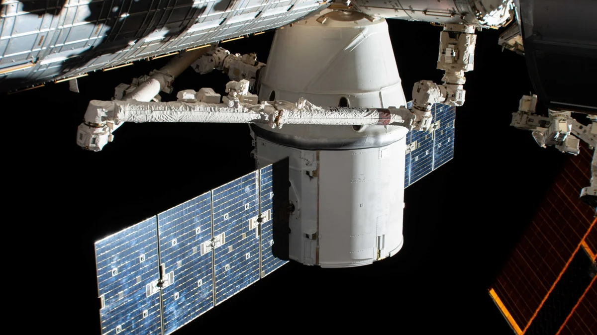 Грузовой космический корабль Dragon состыковался с МКС