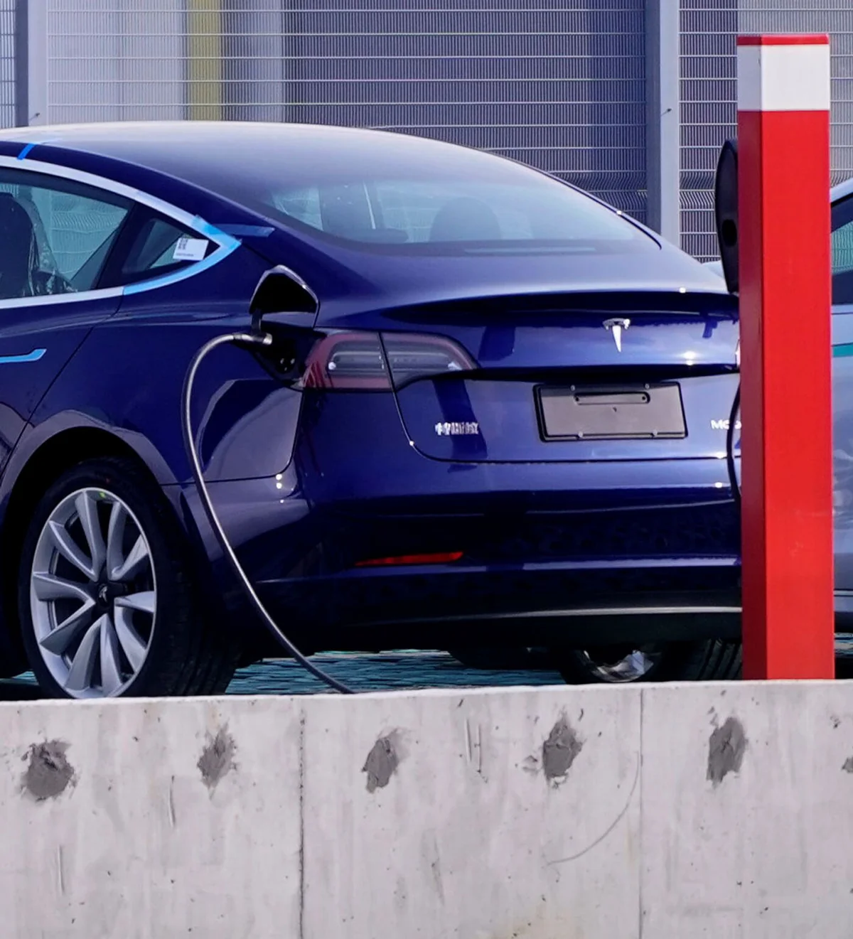 Elektromobillər üçün II və III səviyyə enerji doldurucuları idxal rüsumundan azad edilib