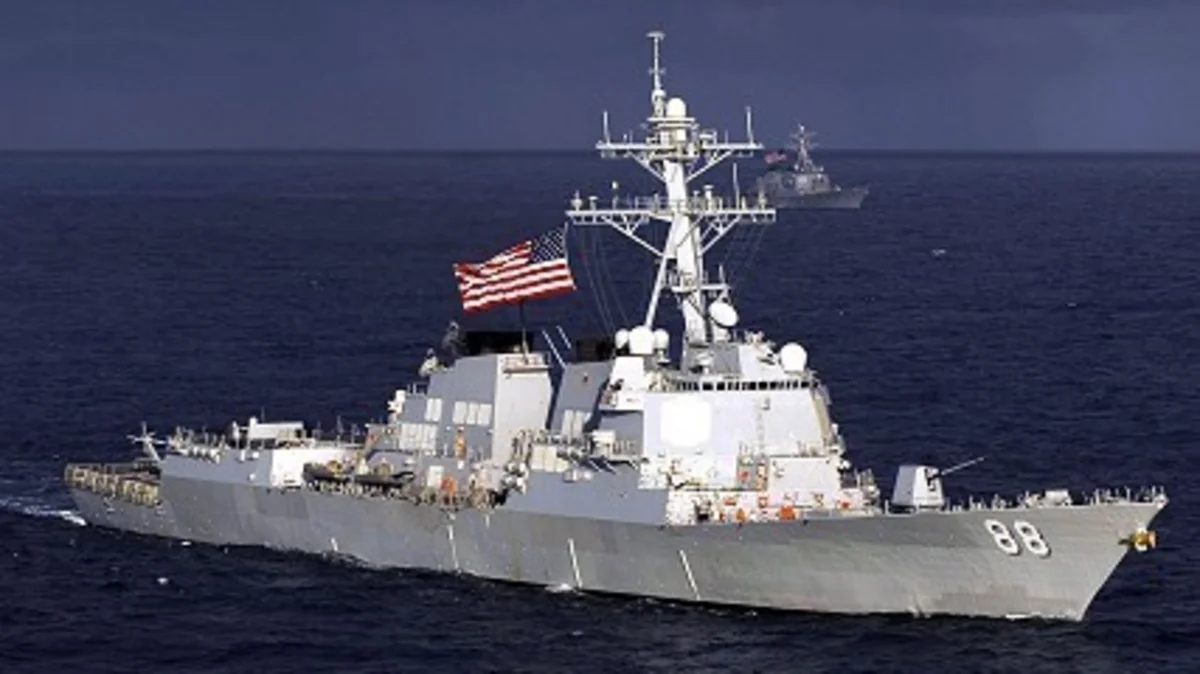 Эсминец ВМС США прошел близ спорной акватории Южно-Китайского моря