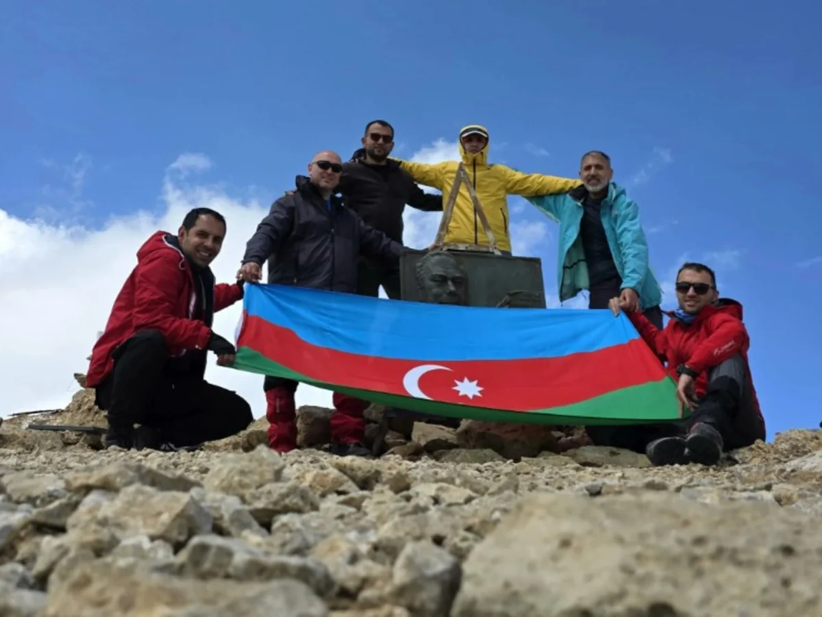 Heydər Əliyev Zirvəsinə yürüş təşkil edilib