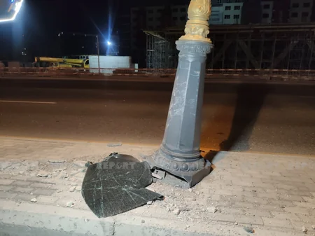 Bakıda avtomobil idarəetmədən çıxaraq işıq dirəyinə çırpılıb