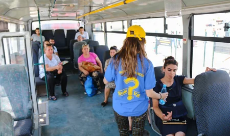 Bakı Nəqliyyat Agentliyinin əməkdaşları sərnişinlərə su paylayıblar