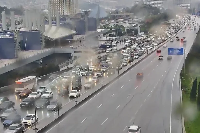 Bakının bir sıra yollarında nəqliyyatın sıxlığı yaranıb