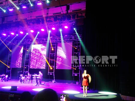 Türk müğənni ​Demet Akalın Bakıda konsert verib