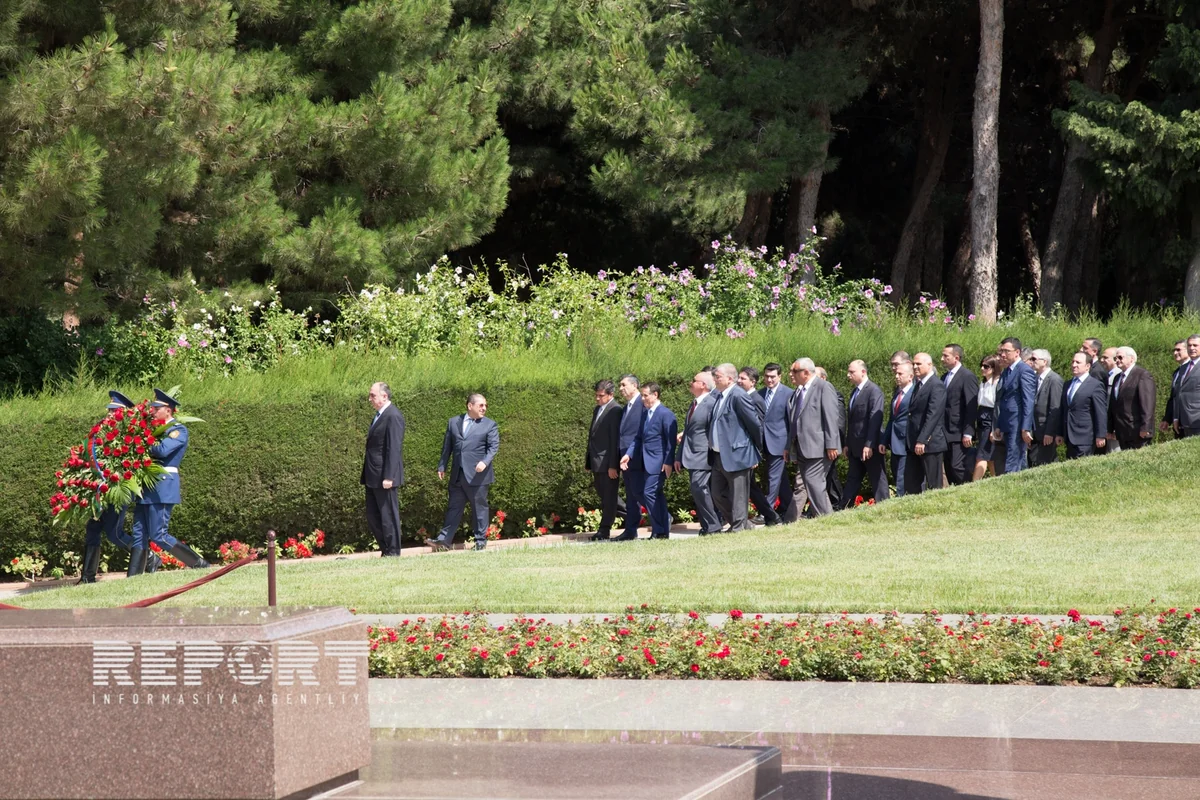XİN rəhbərliyi Fəxri xiyabanı və Şəhidlər xiyabanını ziyarət ediblər - FOTO