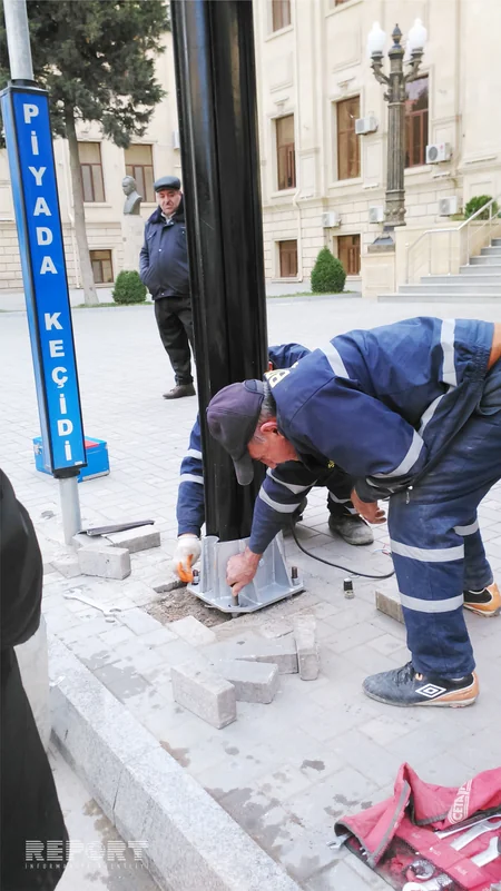 Bakıda tıxac yaradan piyada keçidlərinin qarşısında işıqfor quraşdırılır - FOTO