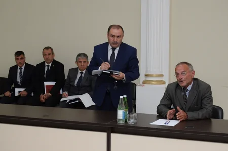 Rabitə və yüksək texnologiyalar naziri Xaçmazda vətəndaşlarla görüşüb
