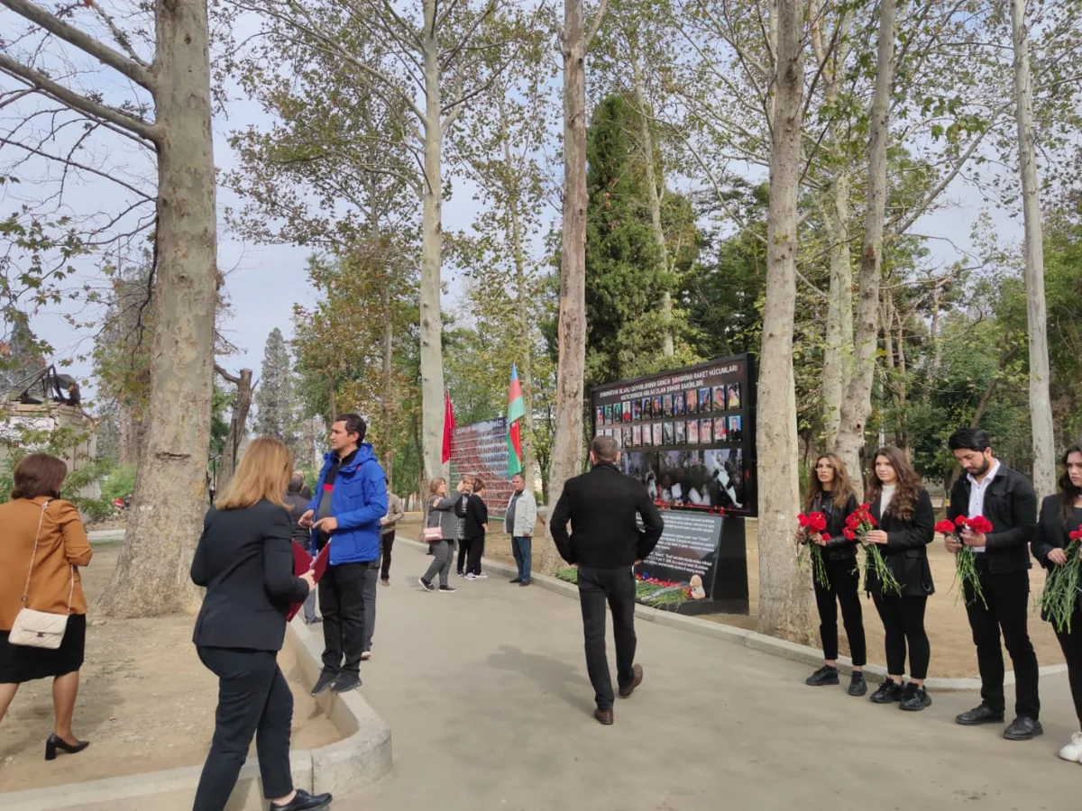 Xarici diplomatlar Gəncədə raket hücumu nəticəsində həlak olanların xatirəsini yad ediblər