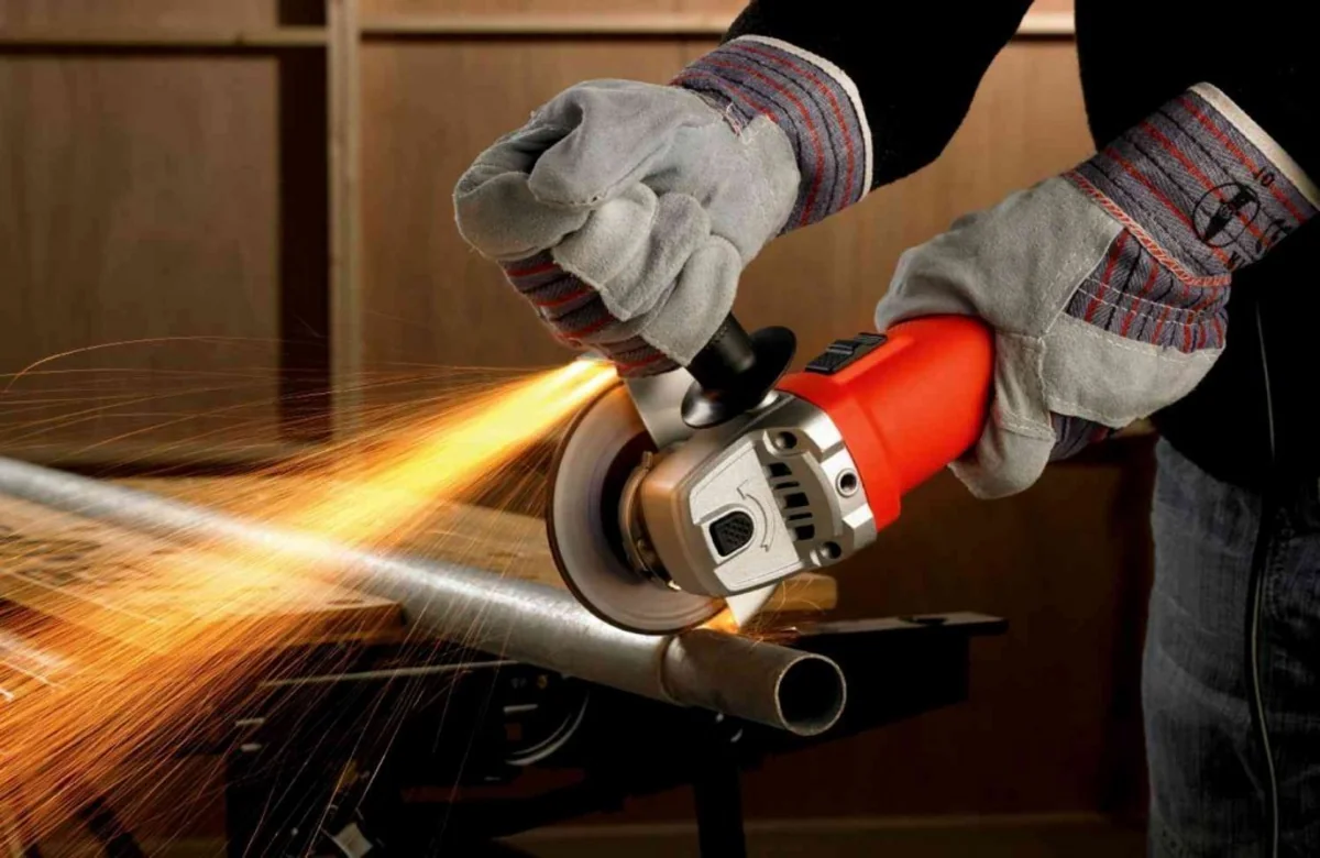 Mingəçevirdə baba ehtiyatsızlıqdan laqonda ilə nəvəsinin ayağını kəsib