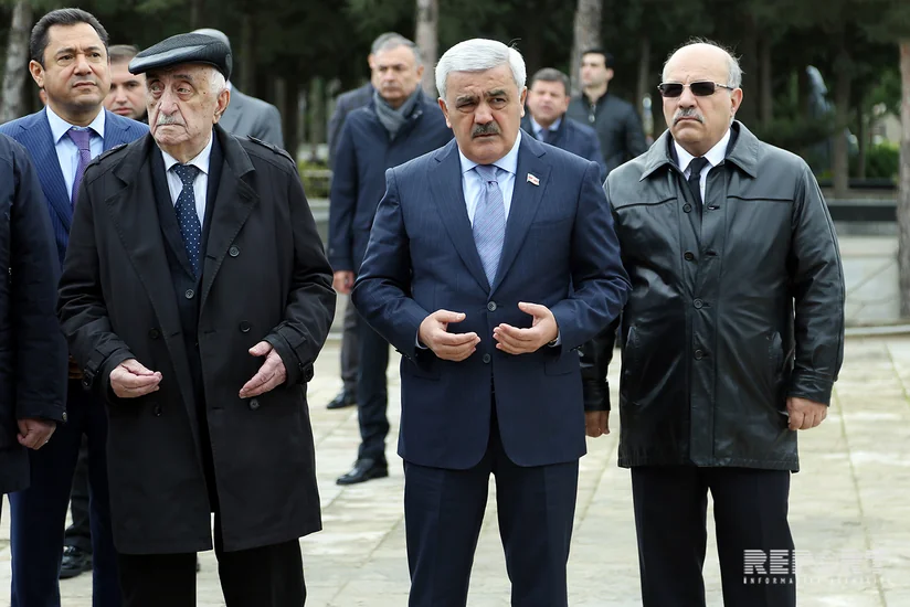 SOCAR rəhbərliyi Natiq Əliyevin məzarını ziyarət edib
