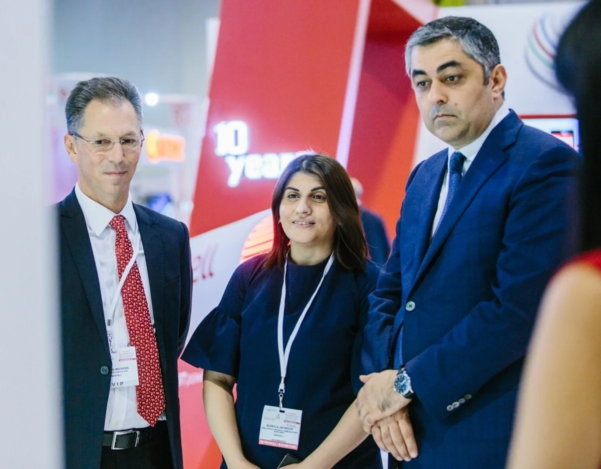 Bakcellin baş icraçı direktoru Azərbaycanda ilk dəfə 600 Mbps mobil sürətini nazirə təqdim edib