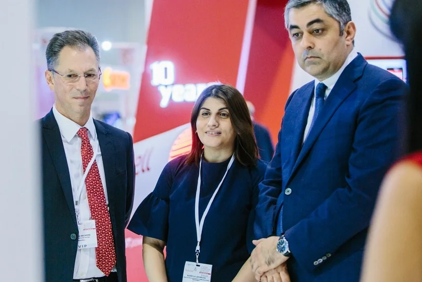 Bakcellin baş icraçı direktoru Azərbaycanda ilk dəfə 600 Mbps mobil sürətini nazirə təqdim edib