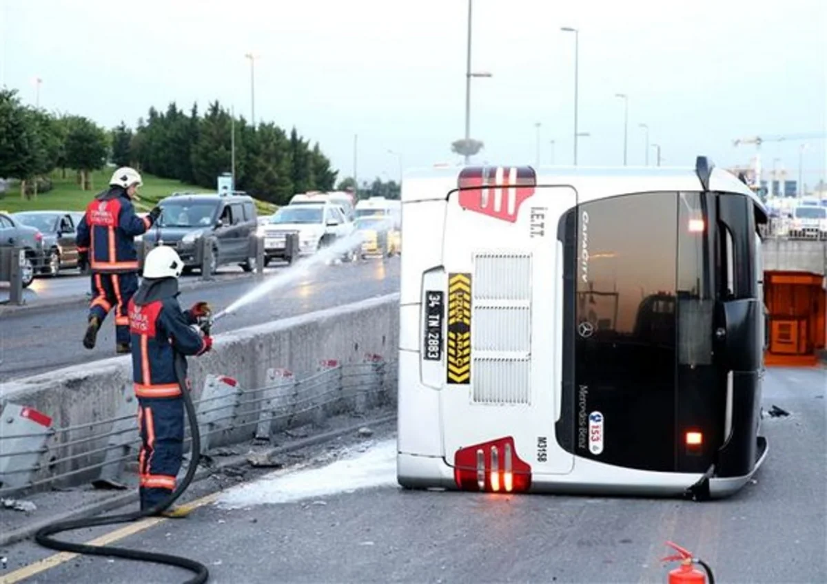 ​İstanbulda metrobus 5 metr hündürlükdən aşıb, 10 nəfər yaralanıb