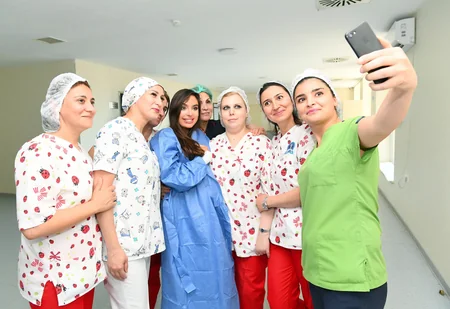 Leyla Əliyeva Bakının bir sıra tibb müəssisələrində müalicə alan uşaqlarla görüşüb