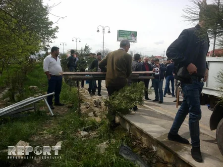 Qubada maşın maneəni aşaraq kafenin həyətinə girib, 1 nəfər yaralanıb - FOTO