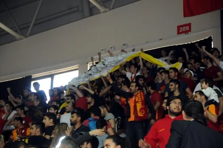 ​Fənərbağça - Qalatasaray matçından öncə azarkeşlər arasında toqquşma baş verib