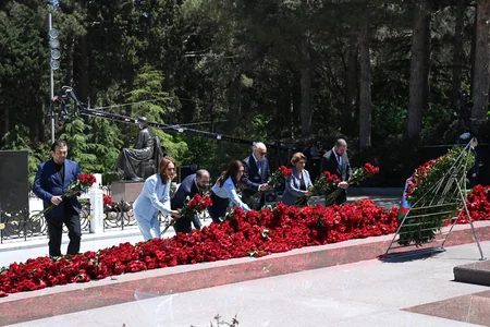 SOCAR-ın kollektivi Ümummilli Lider Heydər Əliyevin xatirəsini anıb