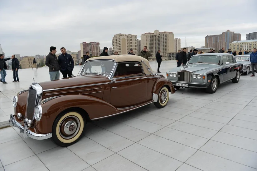 Bakıda Dövlət Bayrağı Günü münasibətilə klassik avtomobillərin paradı keçirilib - FOTOREPORTAJ