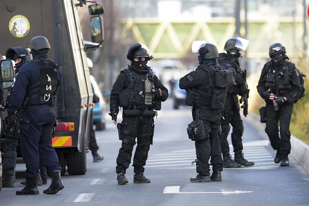 Antiterrorist operation carried out after discovering explosives in Paris suburbs