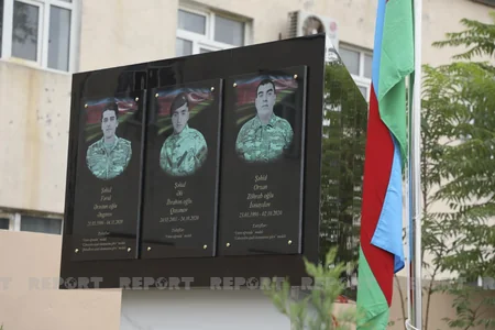 Bakıda üç şəhidin xatirə lövhəsinin açılışı olub