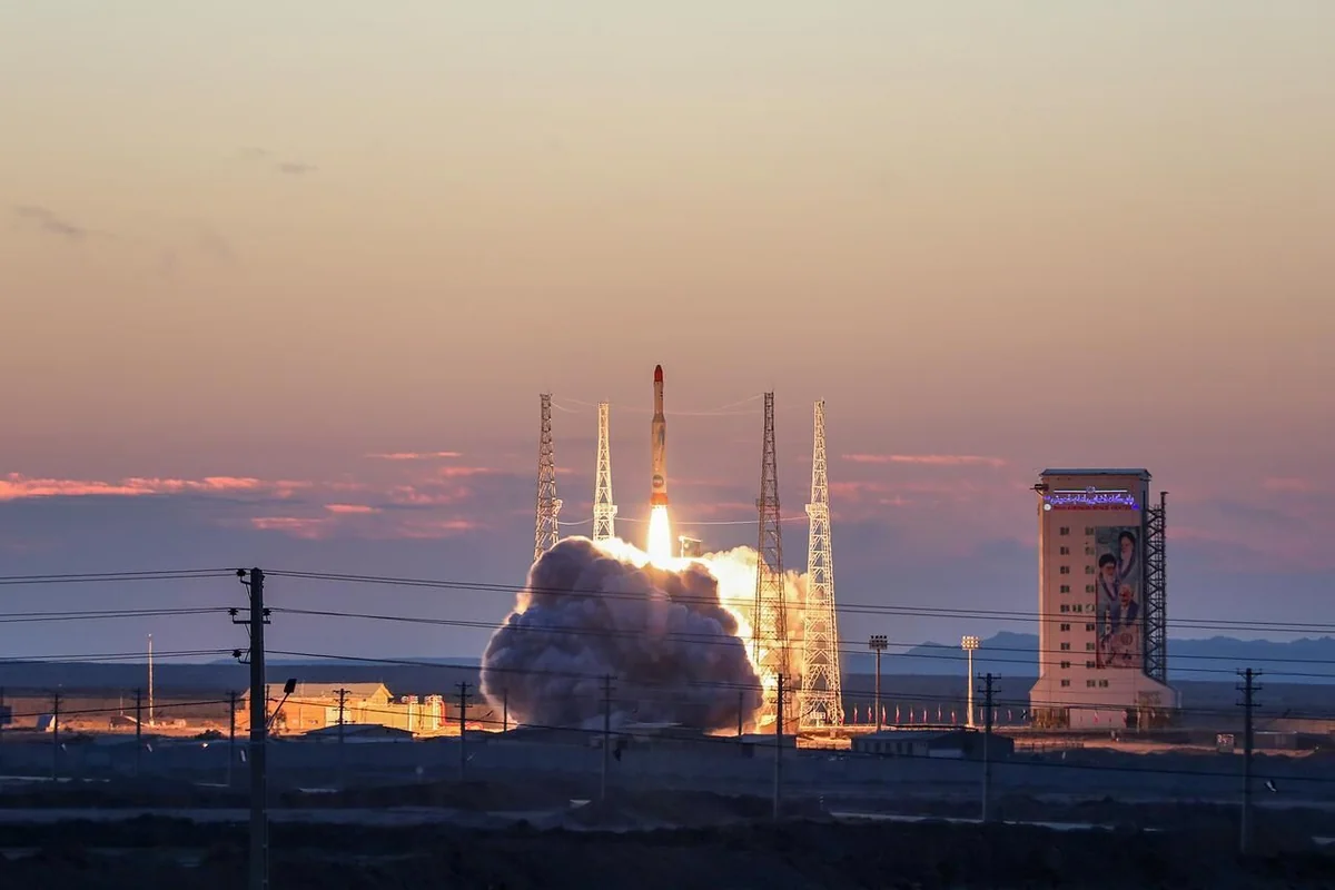 Иран вывел на орбиту военный спутник Fakhr-1