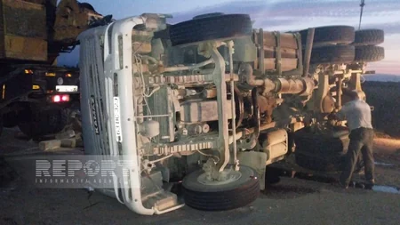 Kürdəmirdə “KaMAZ” aşıb, sürücü ağır xəsarət alıb