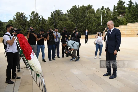 Türkiyə parlamentinin sədri Heydər Əliyevin məzarını, Şəhidlər Xiyabanını və Türk Şəhidliyini ziyarət edib - YENİLƏNİB