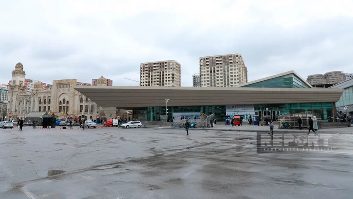 Деревья перед станцией метро 28 Мая будут пересажены