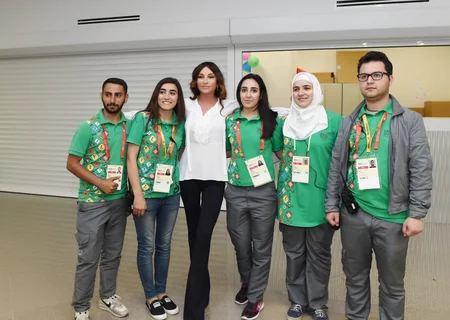 Mehriban Əliyeva İslamiadanın çempionu olan qadın güləşçimizə qızıl medalı təqdim edib