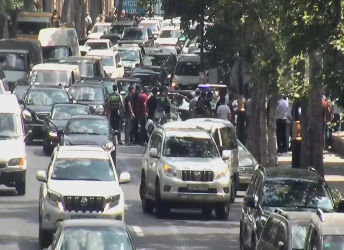 Bakının daha bir küçəsində sıxlıq yaranıb