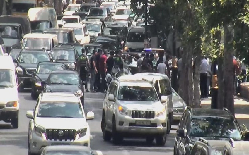 Bakının daha bir küçəsində sıxlıq yaranıb