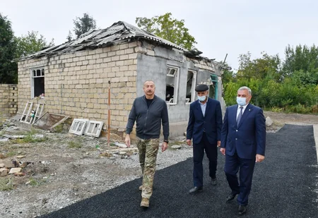 Dövlət başçısı Tərtərdə ermənilərin dağıtdığı evin əvəzinə tikilən yeni evdə yaradılan şəraitlə tanış olub