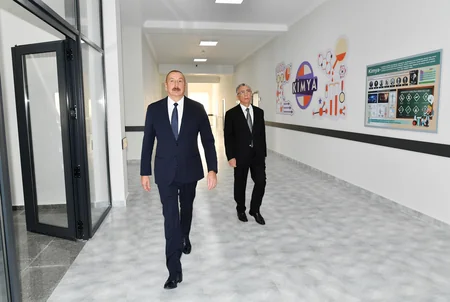 Prezident Bakıda yeni inşa edilən məktəb kompleksində yaradılan şəraitlə tanış olub