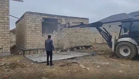 Abşeronda qanunsuz tikili sökülüb