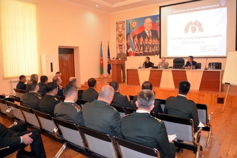 NATO-nun Mobil Təlim Qrupu Azərbaycan hərbçilərinə seminar keçir