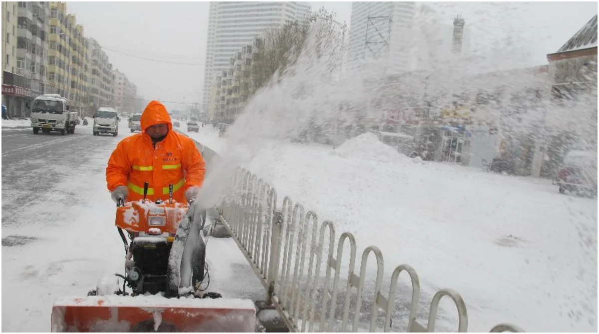 Snowfall paralyzes traffic in northern Japan