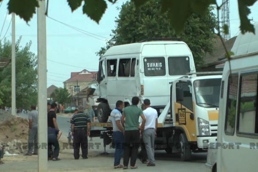 Şirvanda mikroavtobus qəzaya uğrayıb, xəsarət alanlar var - SİYAHI