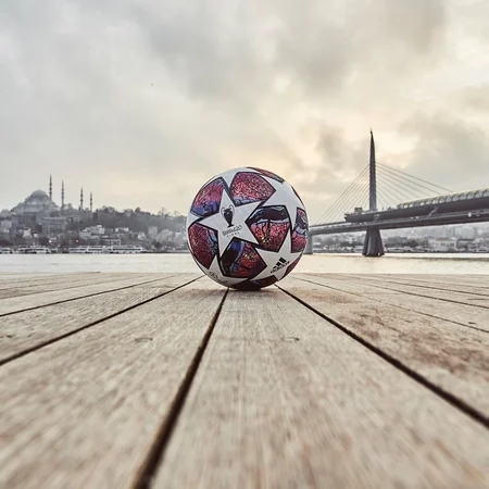 UEFA İstanbuldakı ÇL finalının topunu təqdim etdi - FOTO