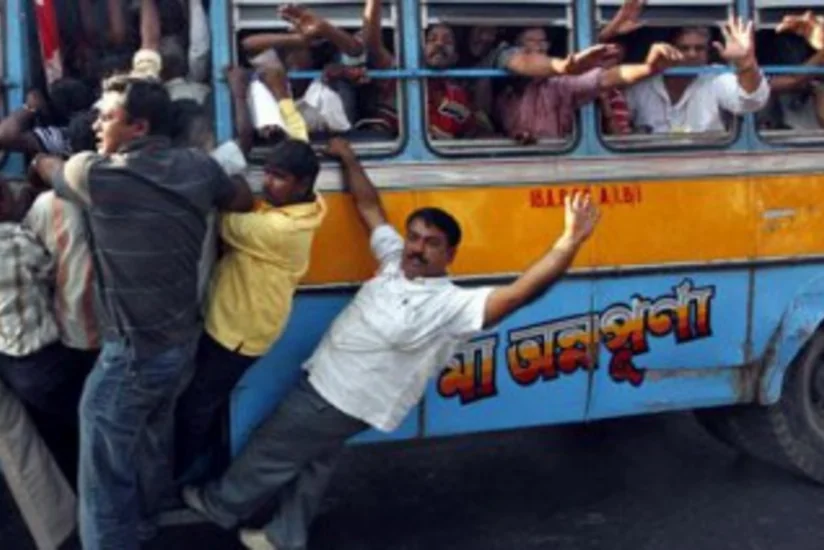 ​Hindistanda avtobus dərəyə aşıb, 8 nəfər ölüb