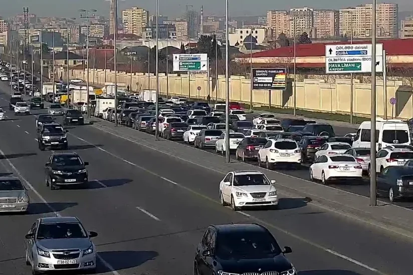 Bakının bir sıra yollarında nəqliyyatın hərəkətində çətinliklər yaranıb