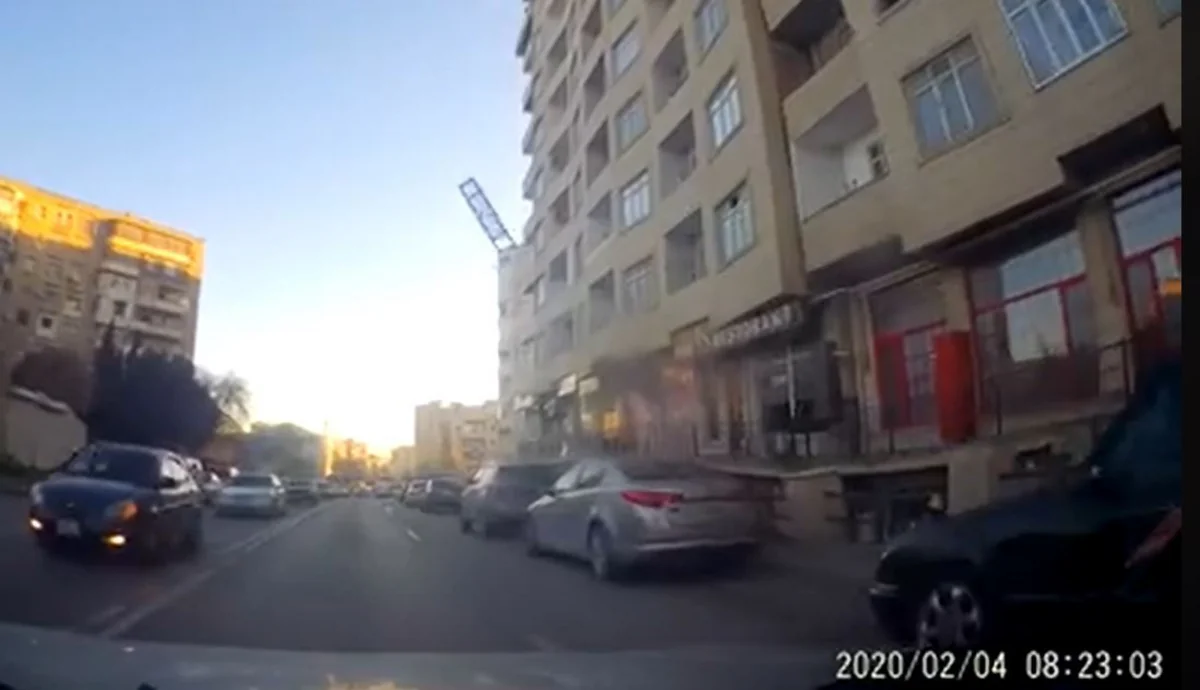 Житель Баку чуть не погиб из-за сильного ветра - ВИДЕО