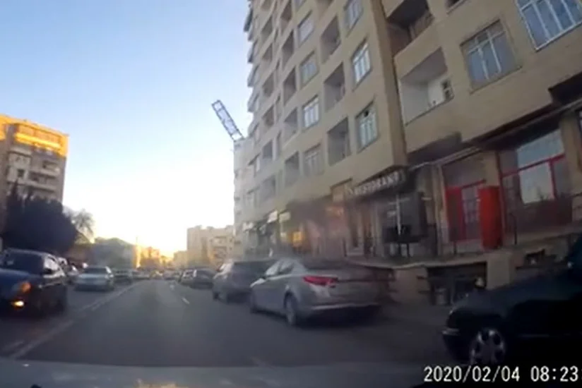 Житель Баку чуть не погиб из-за сильного ветра - ВИДЕО