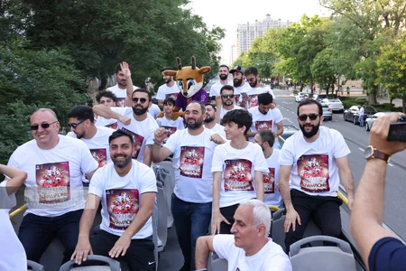 Azərbaycanın minifutbol millisinin dünya çempionu olması münasibətilə Bakıda şəhər turu keçirilir