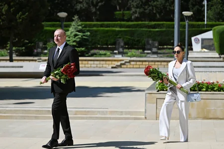 İlham Əliyev və Mehriban Əliyeva faşizm üzərində Qələbə uğrunda həlak olan azərbaycanlıların xatirəsini ehtiramla anıblar